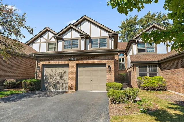 a view of a yard in front of a house