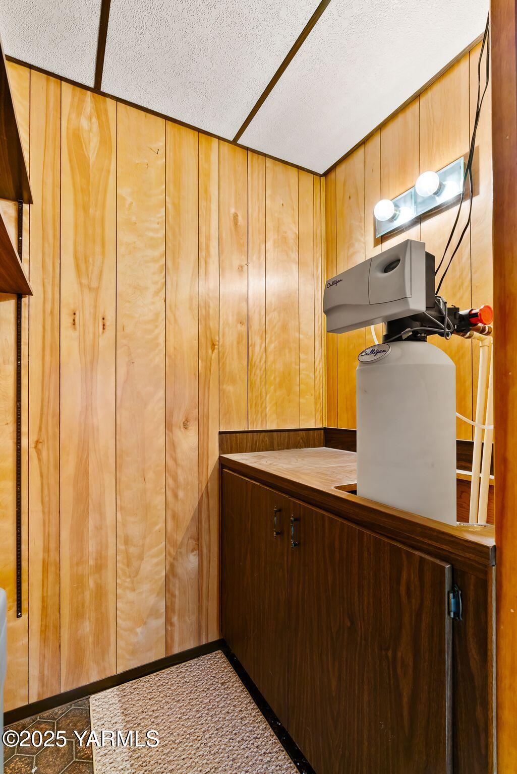 3701 Gun Club Road, Unit 43 Yakima, WA 98901 - Photo 19 of 29 a bathroom with a window and a shower