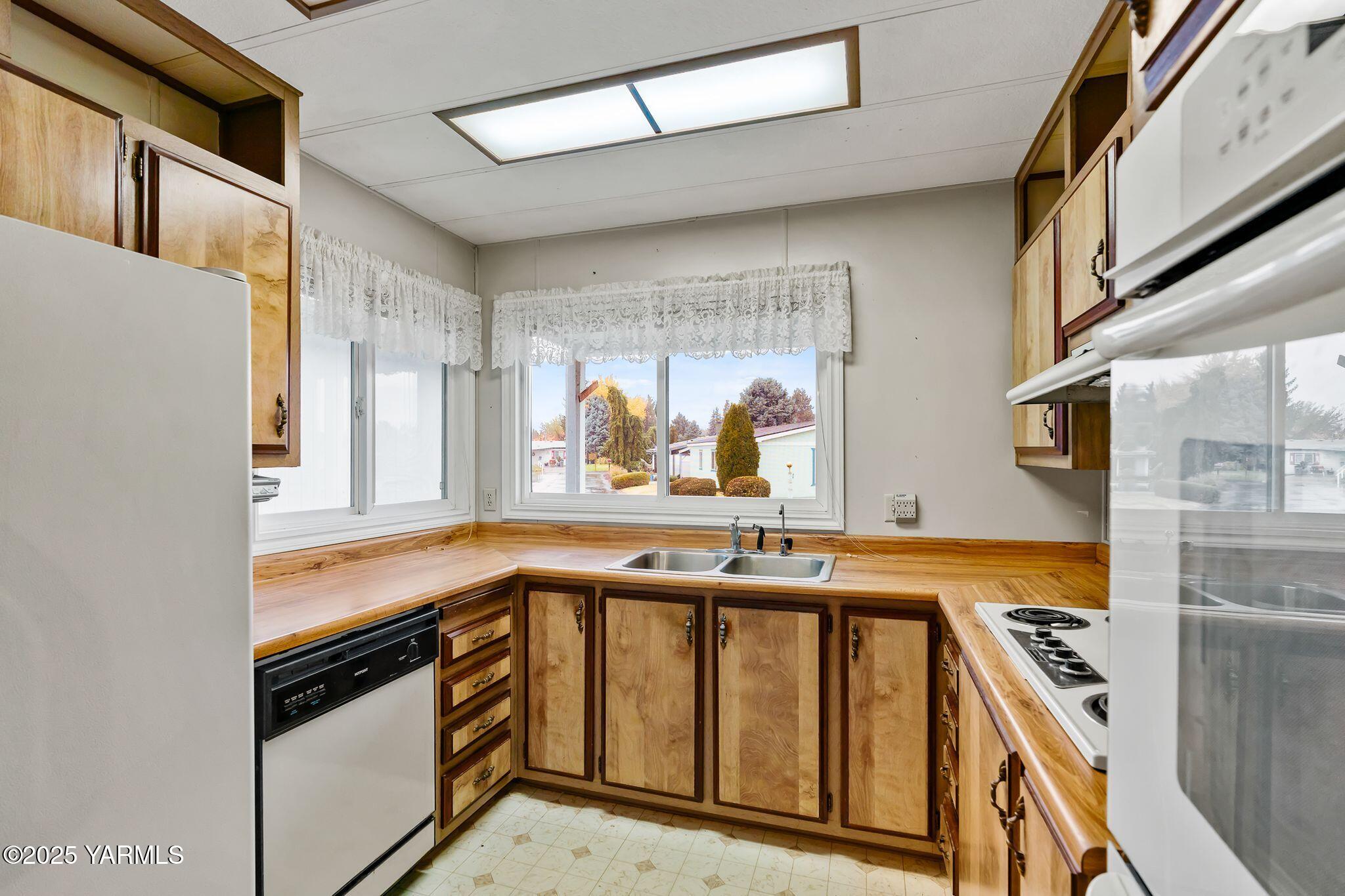 3701 Gun Club Road, Unit 43 Yakima, WA 98901 - Photo 6 of 29 a kitchen with stainless steel appliances granite countertop a stove and a sink