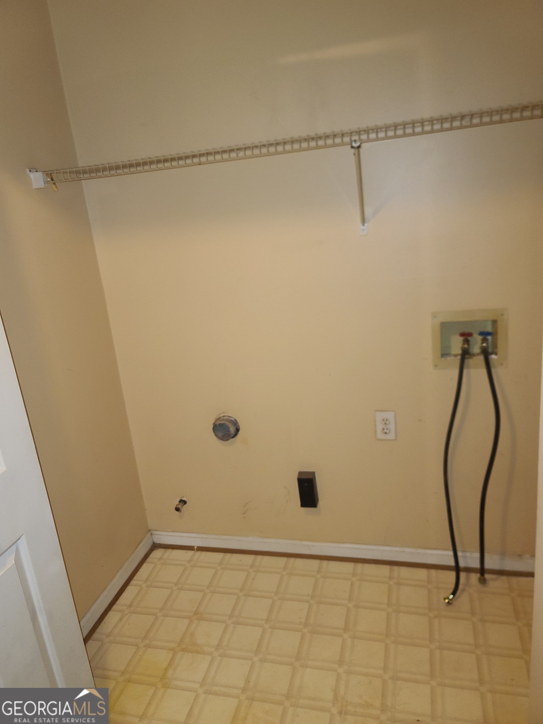 807 Boston Common Atlanta, GA 30349 - Photo 7 of 9 a bathroom with a shower