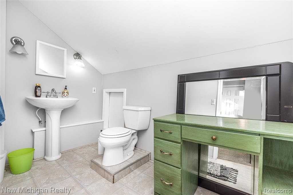 8665 Cooley Lake Road Commerce Township, MI 48382 - Photo 42 of 52