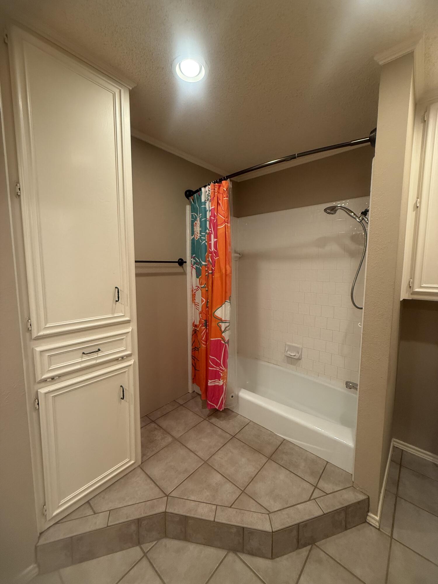 5527 94th Street Lubbock, TX 79424 - Photo 26 of 56 94th primary bath view 3