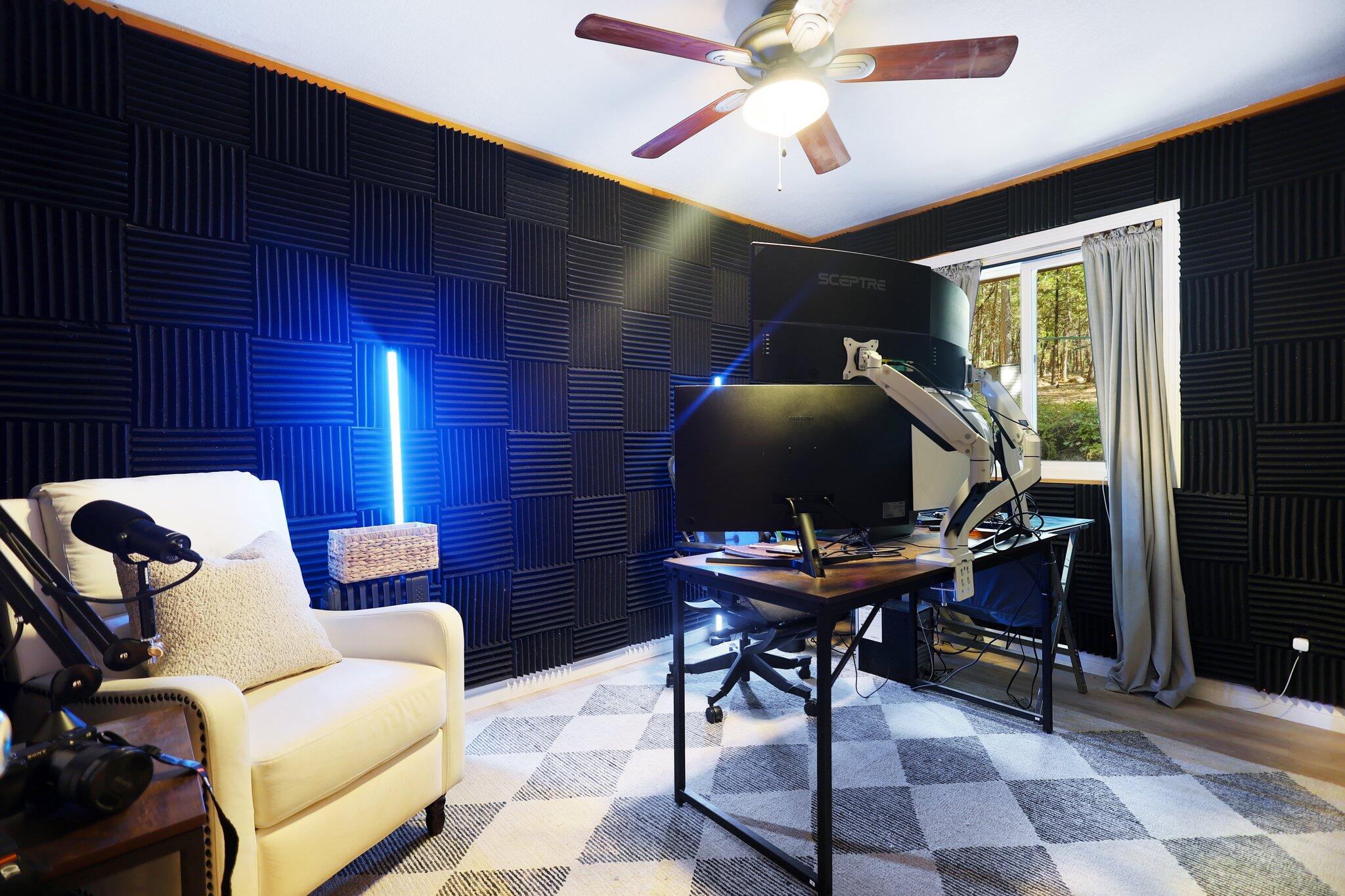 21800 Cedar Ridge Road Manton, CA 96059 - Photo 19 of 35 a workspace with furniture and screen