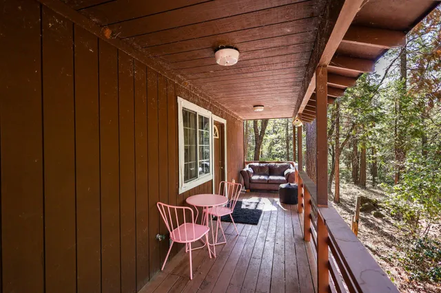 a view of a house with backyard