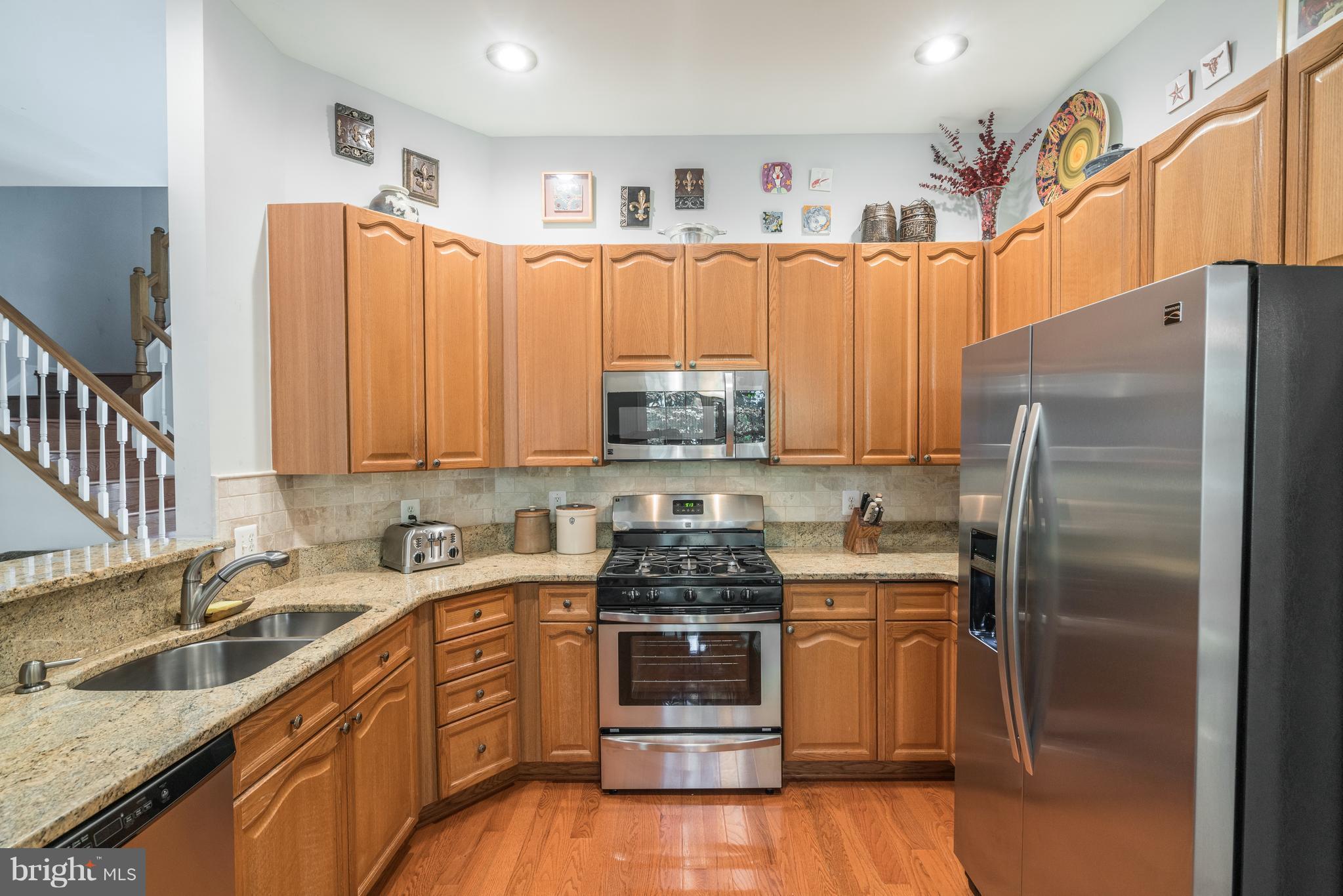20691 Riptide Square Sterling, VA 20165 - Photo 8 of 27 Granite and Backsplash!