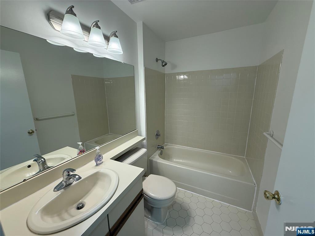 250 Larch Lane Mahwah, NJ 07430 - Photo 15 of 20