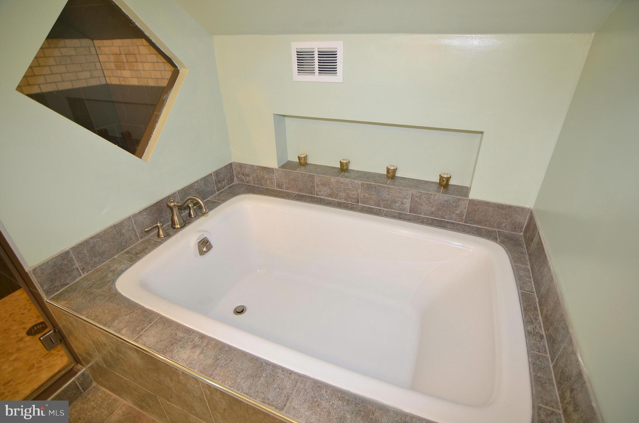 4106 Buckingham Road Pikesville, MD 21207 - Photo 22 of 30 Master Tub