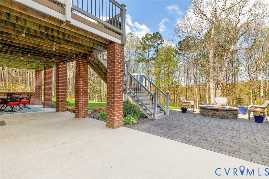 14436 Overlook Ridge Lane Beaverdam, VA 23015 - Photo 64 of 82 an outdoor view of a building with traffic signal lights