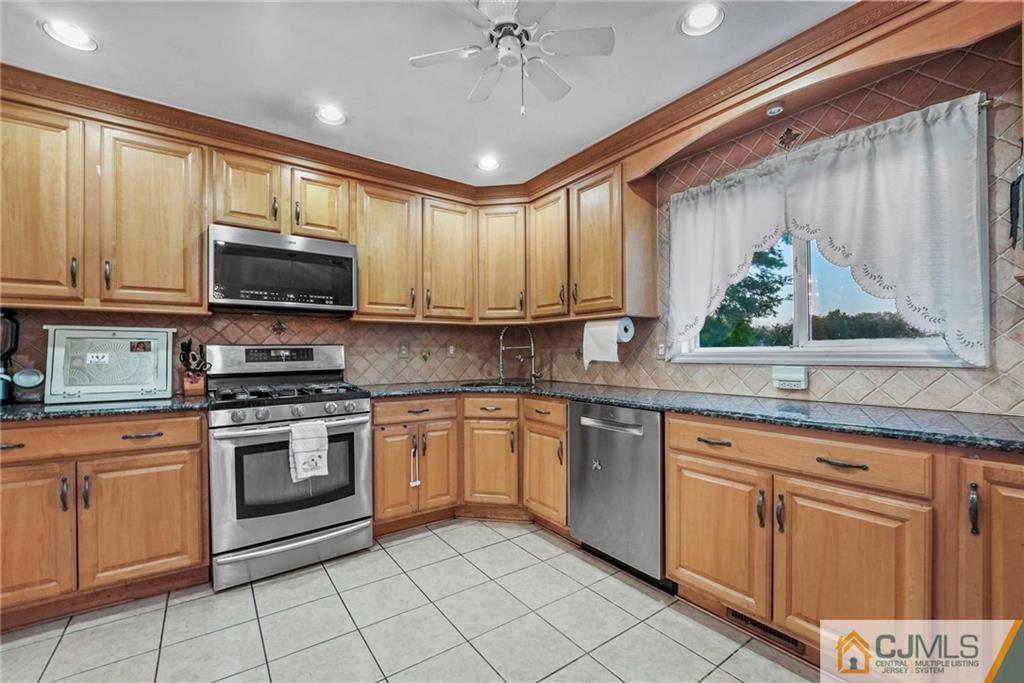 33 Partch Place Edison, NJ 08817 - Photo 10 of 44