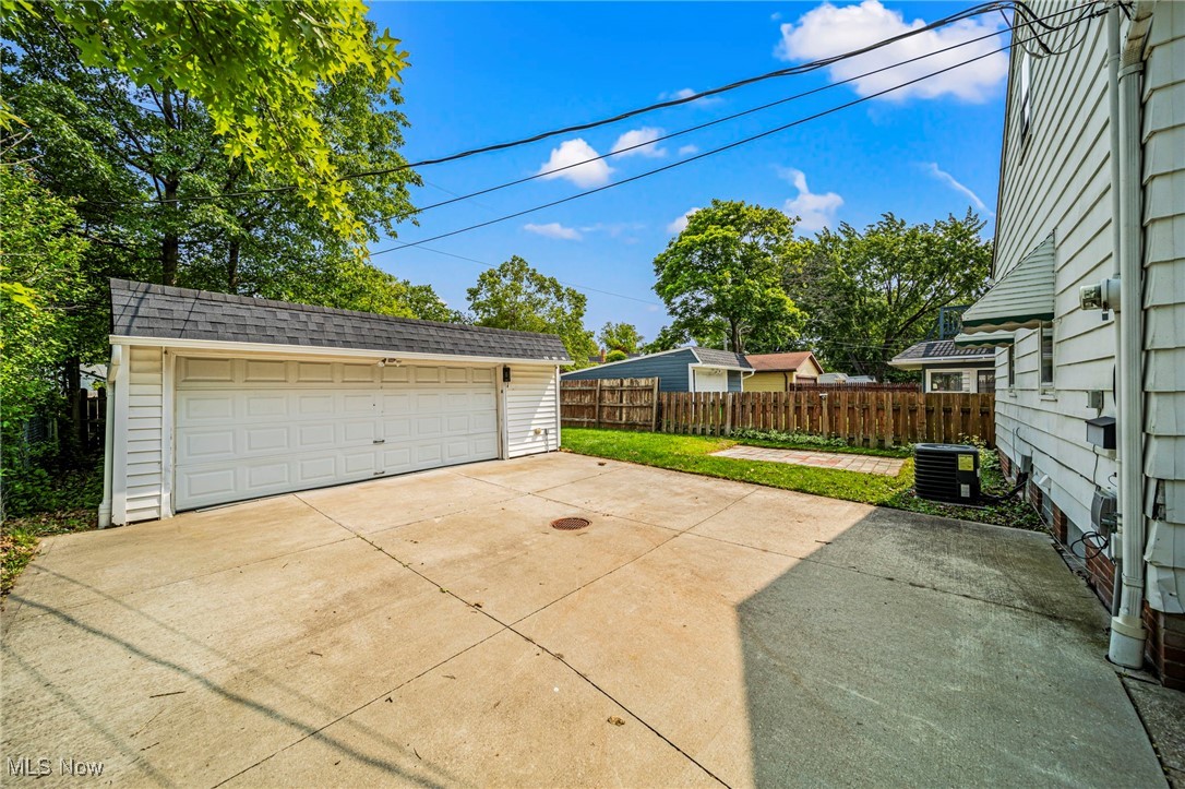 23701 Colbourne Road Euclid, OH 44123 - Photo 4 of 28