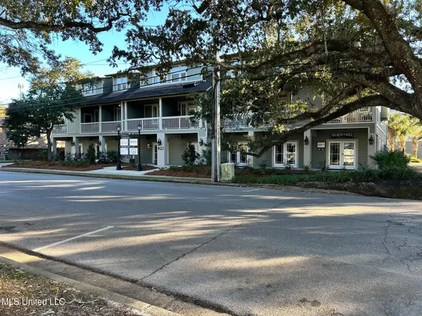 $299,900 | 922 Porter Avenue, Unit 206, Ocean Springs, MS 39564