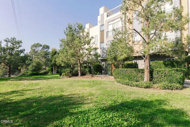 $965,000 | 2753 Waverly Drive, Unit 302, Los Angeles, CA 90039