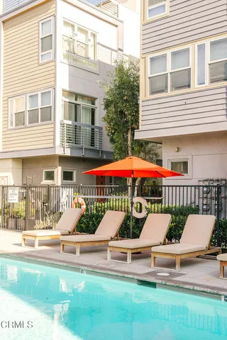 $965,000 | 2753 Waverly Drive, Unit 302, Los Angeles, CA 90039