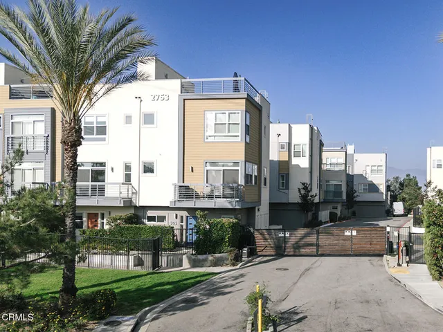 $965,000 | 2753 Waverly Drive, Unit 302, Los Angeles, CA 90039