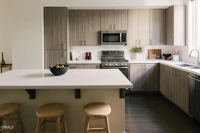 $965,000 | 2753 Waverly Drive, Unit 302, Los Angeles, CA 90039