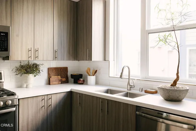 $965,000 | 2753 Waverly Drive, Unit 302, Los Angeles, CA 90039