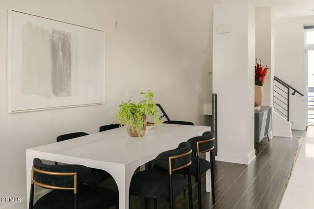 $965,000 | 2753 Waverly Drive, Unit 302, Los Angeles, CA 90039