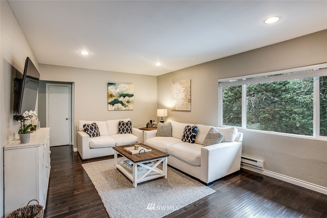 7335 Dumar Way Southwest Seattle, WA 98106 - Photo 3 of 25 Gallery Image 3