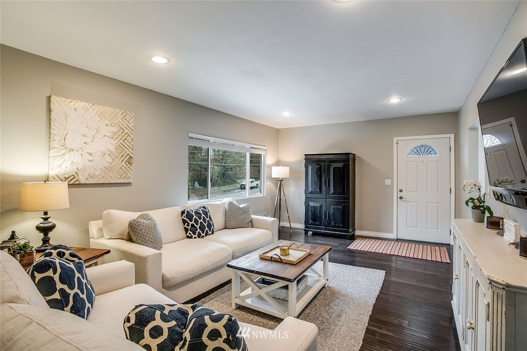 7335 Dumar Way Southwest Seattle, WA 98106 - Photo 4 of 25 Gallery Image 4