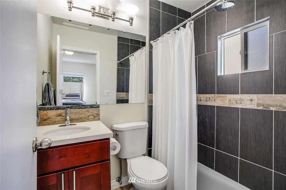 7335 Dumar Way Southwest Seattle, WA 98106 - Photo 6 of 25 Gallery Image 6