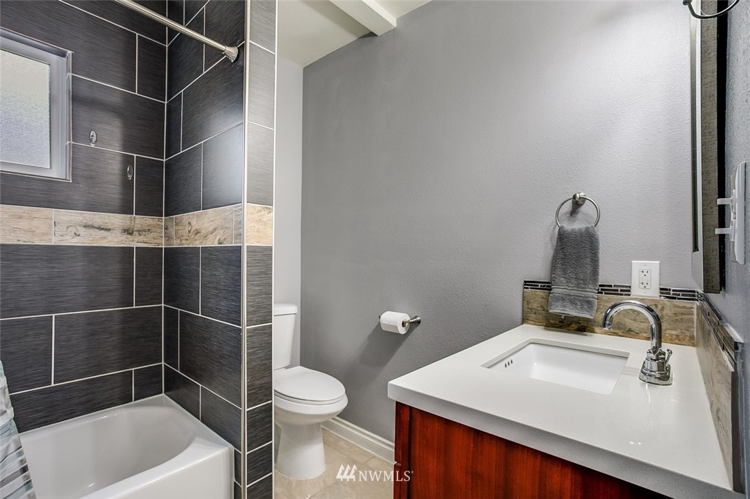 7335 Dumar Way Southwest Seattle, WA 98106 - Photo 8 of 25 Gallery Image 8