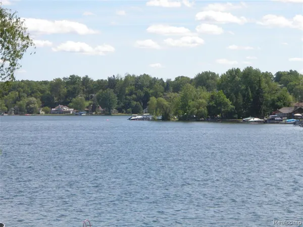 $2,200 | 4684 Clinton Drive, Clarkston, MI 48346