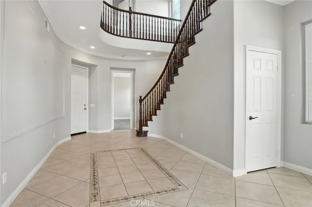a view of entryway with livingroom