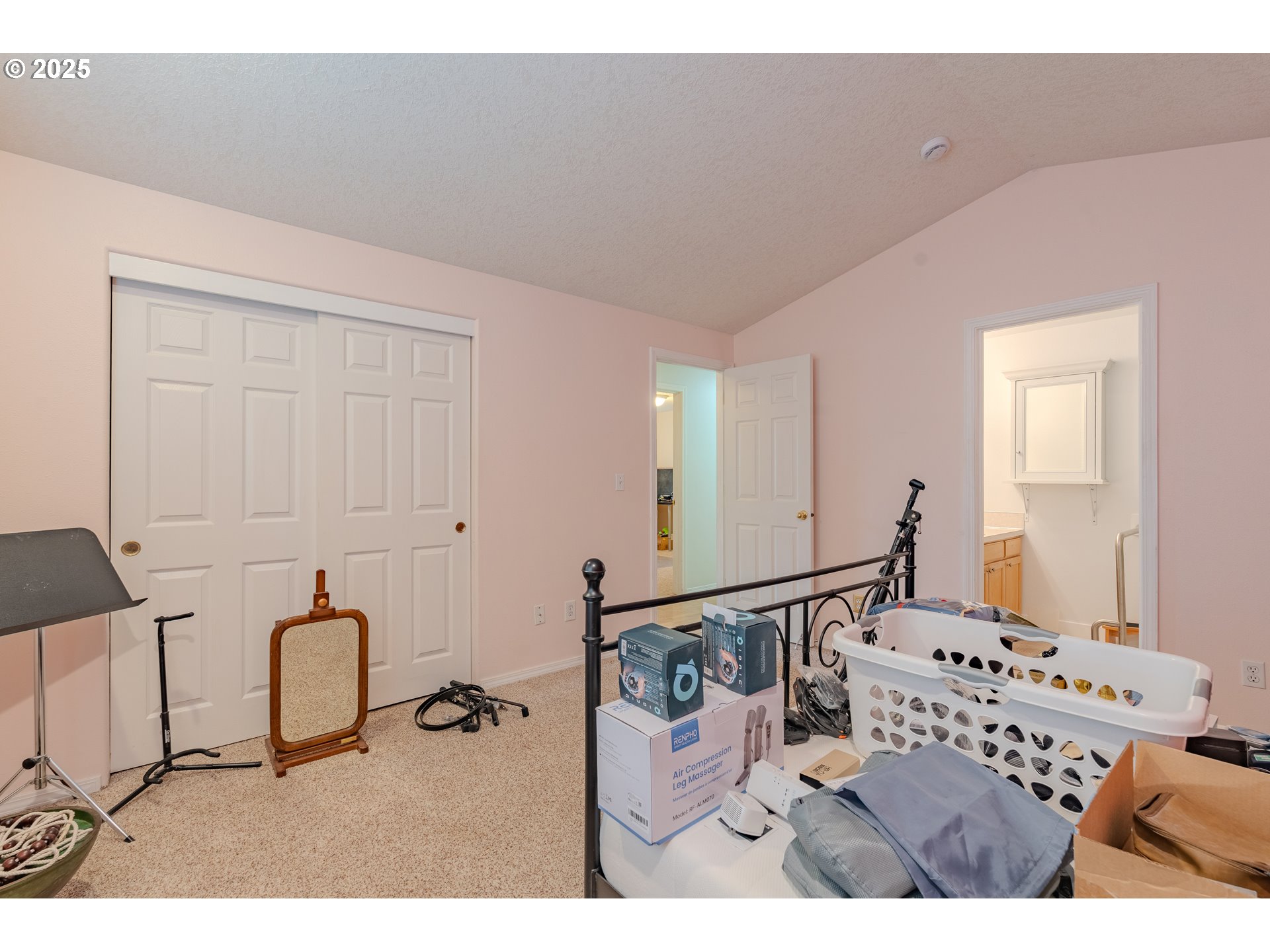 13307 Northeast 77th Street Vancouver, WA 98682 - Photo 16 of 33 a bathroom with a sink mirror and vanity