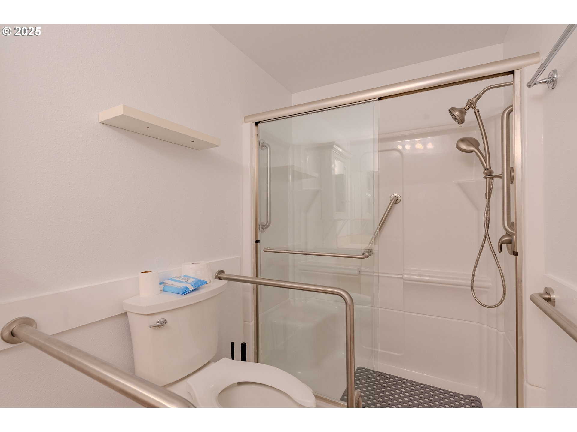 13307 Northeast 77th Street Vancouver, WA 98682 - Photo 19 of 33 a bathroom with a bathtub and shower