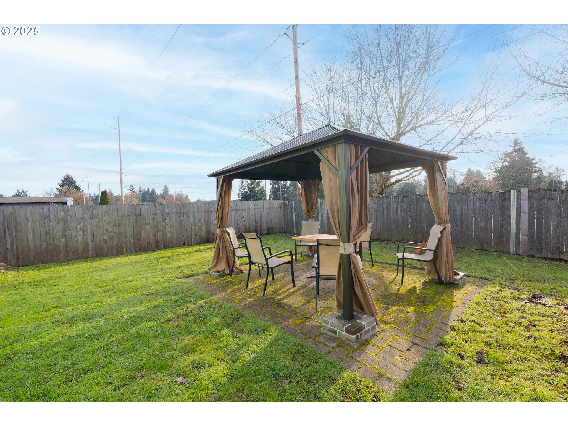 13307 Northeast 77th Street Vancouver, WA 98682 - Photo 29 of 33 a backyard of a house with table and chairs