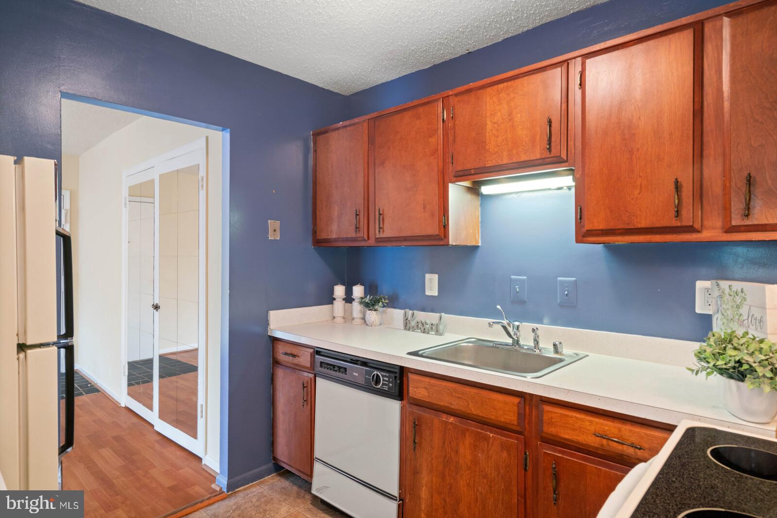 6260 Edsall Road, Unit 404 Alexandria, VA 22312 - Photo 11 of 28 Kitchen with dishwasher