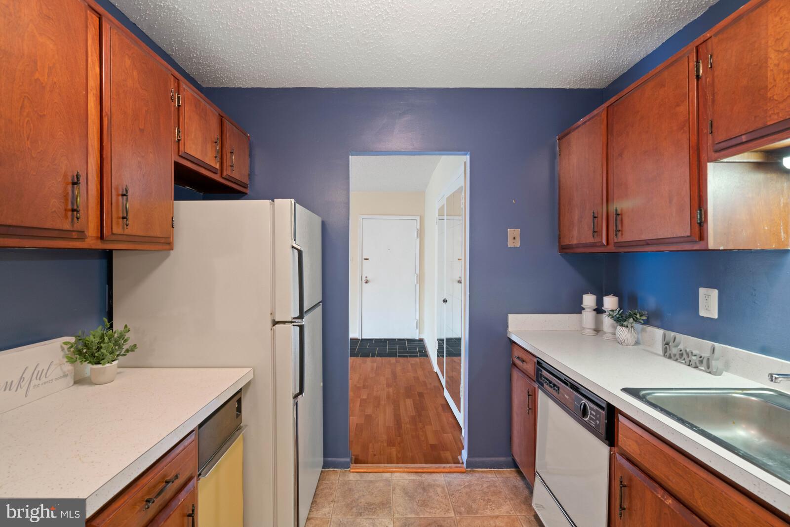 6260 Edsall Road, Unit 404 Alexandria, VA 22312 - Photo 12 of 28 Kitchen