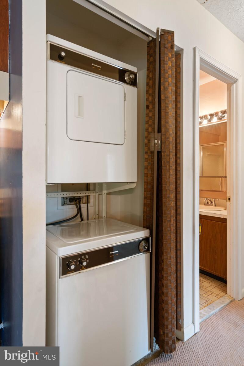 6260 Edsall Road, Unit 404 Alexandria, VA 22312 - Photo 13 of 28 In unite washer/dryer as is