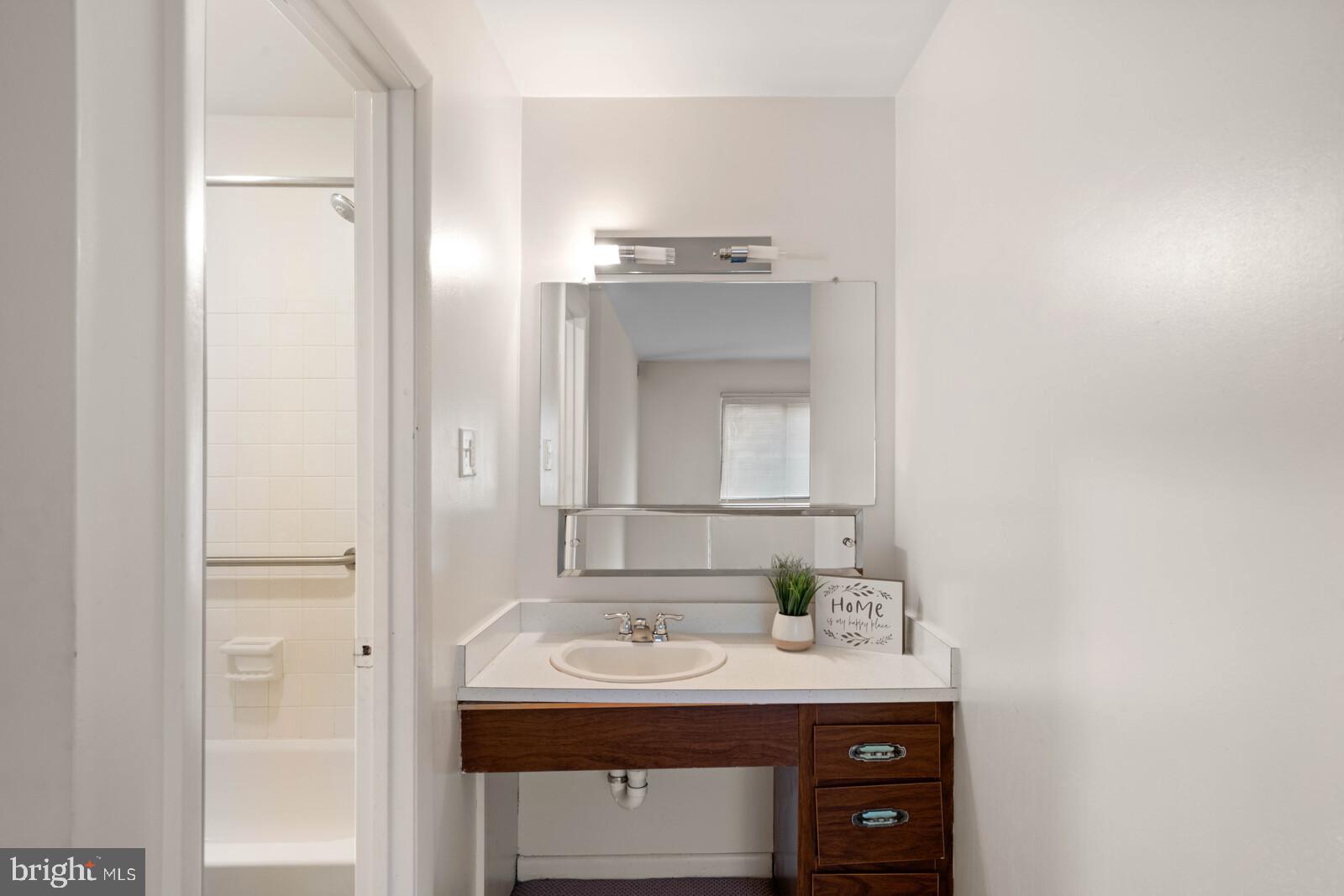 6260 Edsall Road, Unit 404 Alexandria, VA 22312 - Photo 19 of 28 Primary en-suite bath
