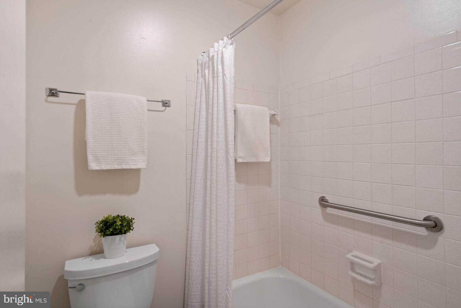 6260 Edsall Road, Unit 404 Alexandria, VA 22312 - Photo 20 of 28 Primary bath