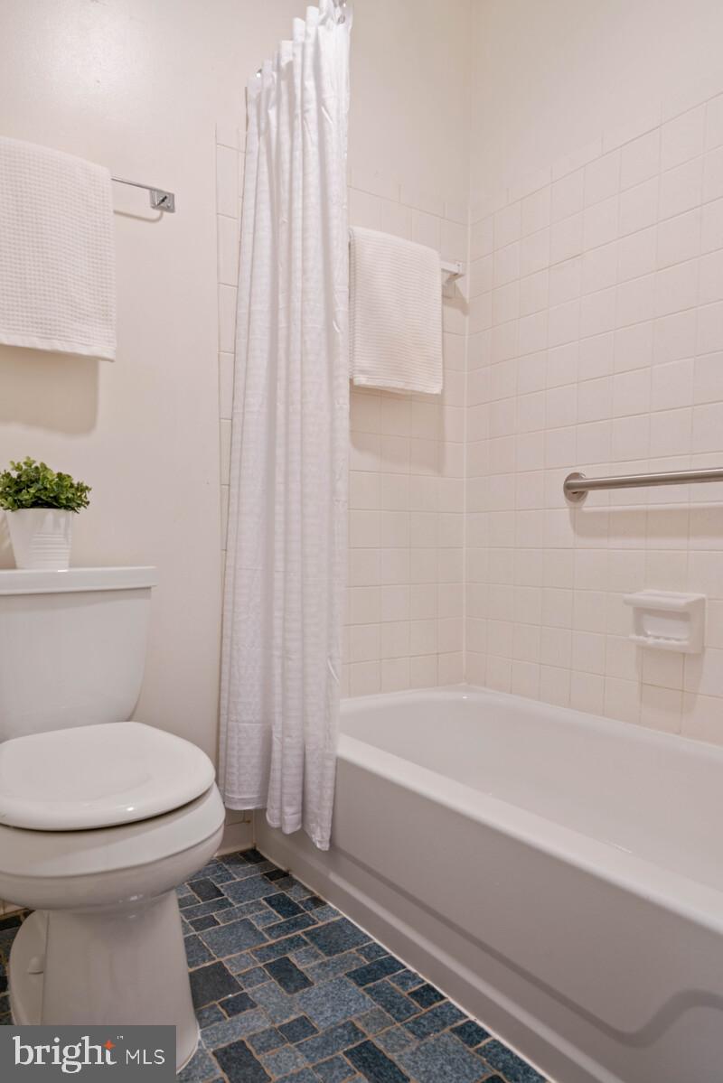 6260 Edsall Road, Unit 404 Alexandria, VA 22312 - Photo 21 of 28 Primary bath