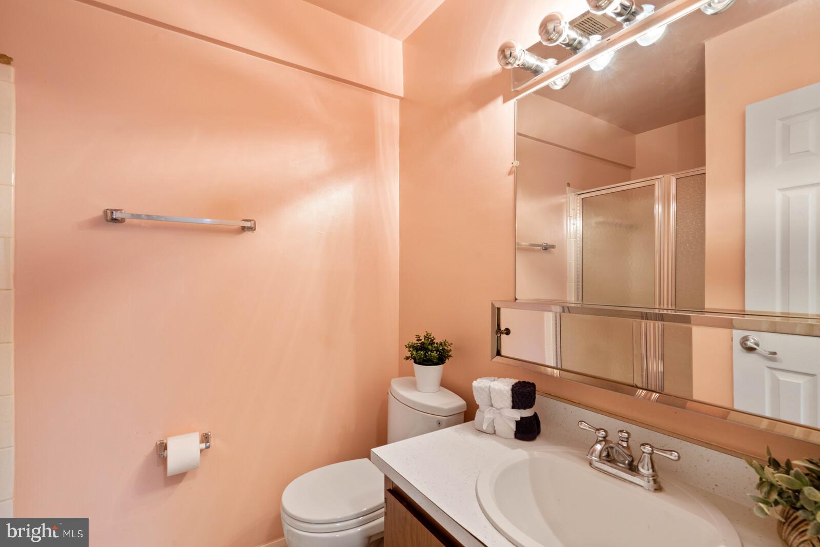 6260 Edsall Road, Unit 404 Alexandria, VA 22312 - Photo 22 of 28 Hall Full bath with shower