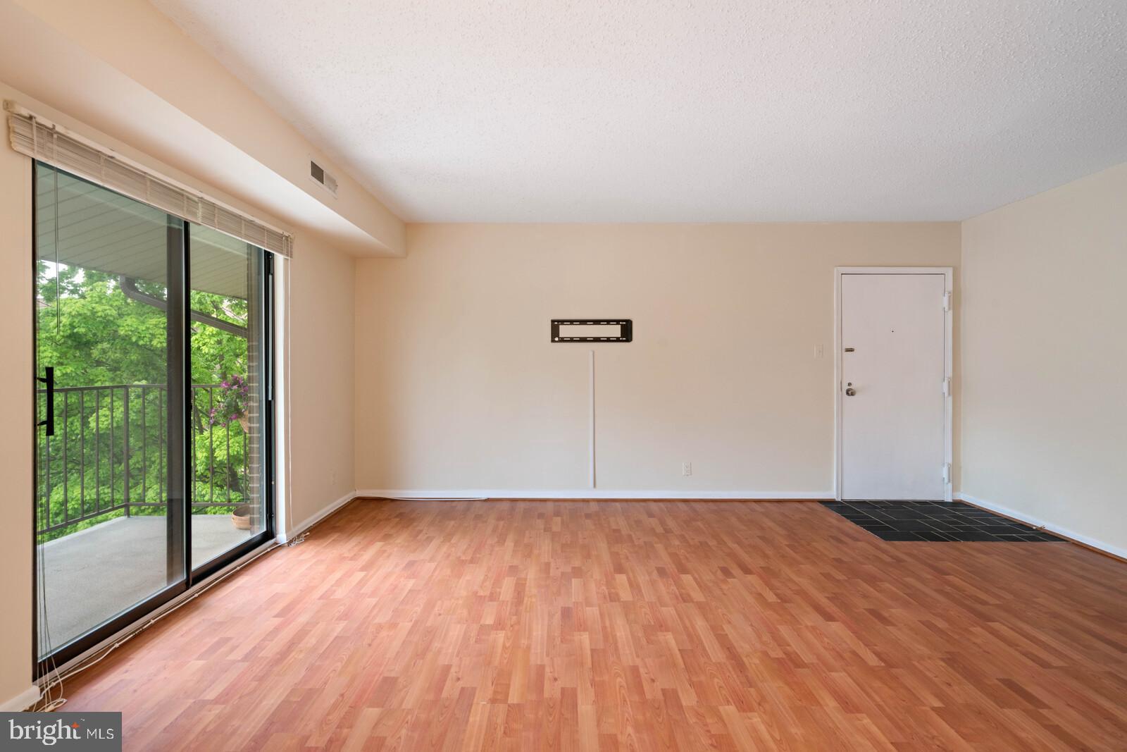 6260 Edsall Road, Unit 404 Alexandria, VA 22312 - Photo 5 of 28 Living room