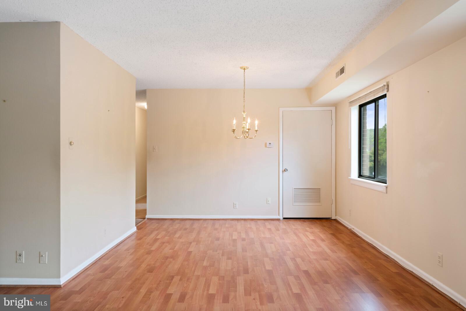 6260 Edsall Road, Unit 404 Alexandria, VA 22312 - Photo 9 of 28 Bright Living room