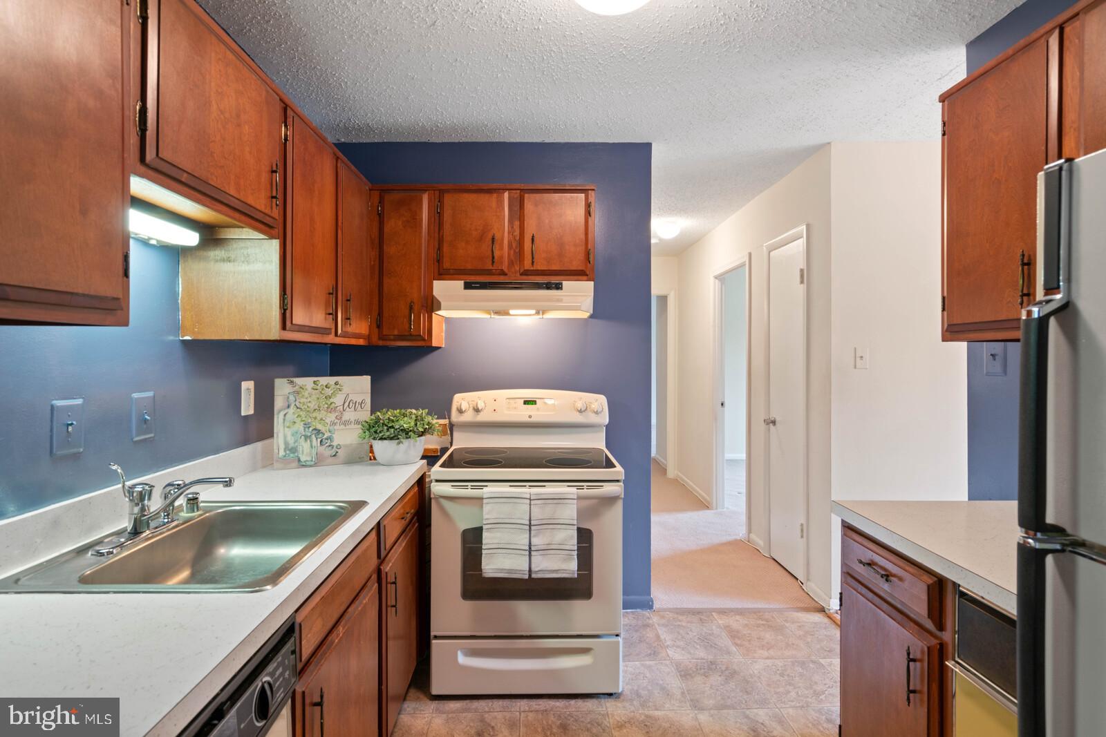6260 Edsall Road, Unit 404 Alexandria, VA 22312 - Photo 10 of 28 Kitchen with stove