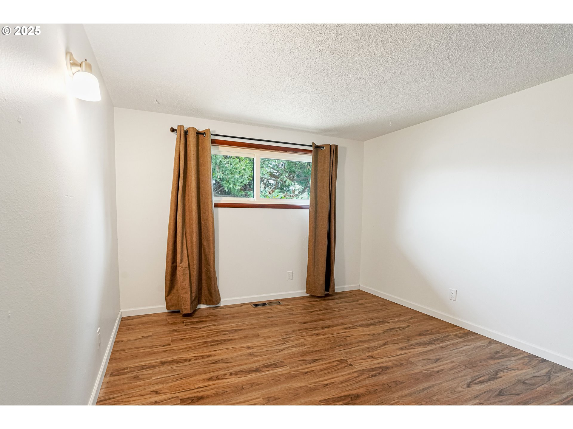 4627 2nd Way Southeast Salem, OR 97302 - Photo 19 of 48 a view of an empty room with wooden floor and a window