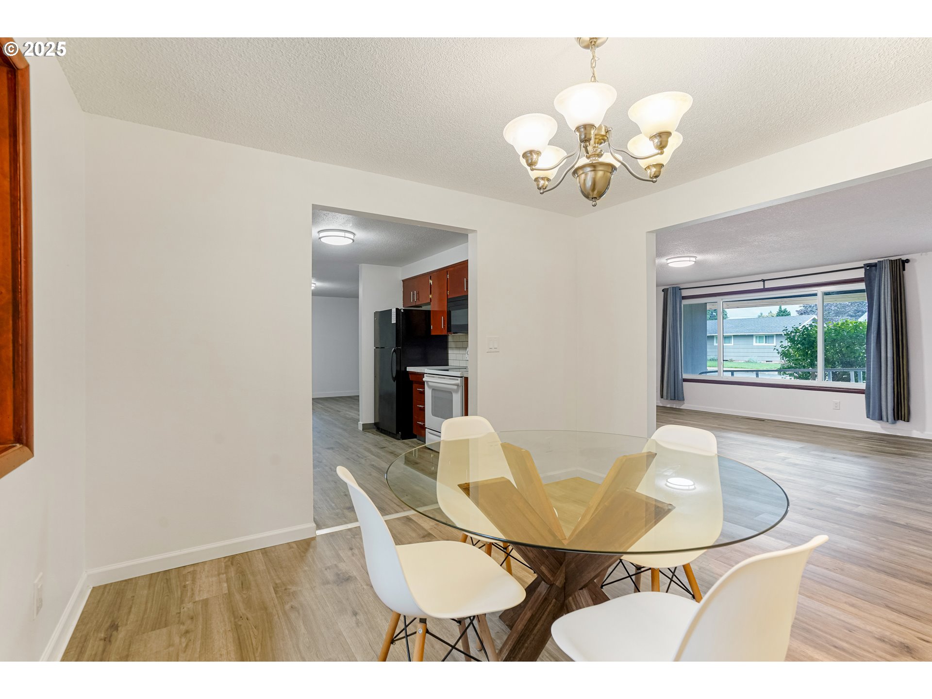 4627 2nd Way Southeast Salem, OR 97302 - Photo 23 of 48 a view of a dining room with furniture and a chandelier