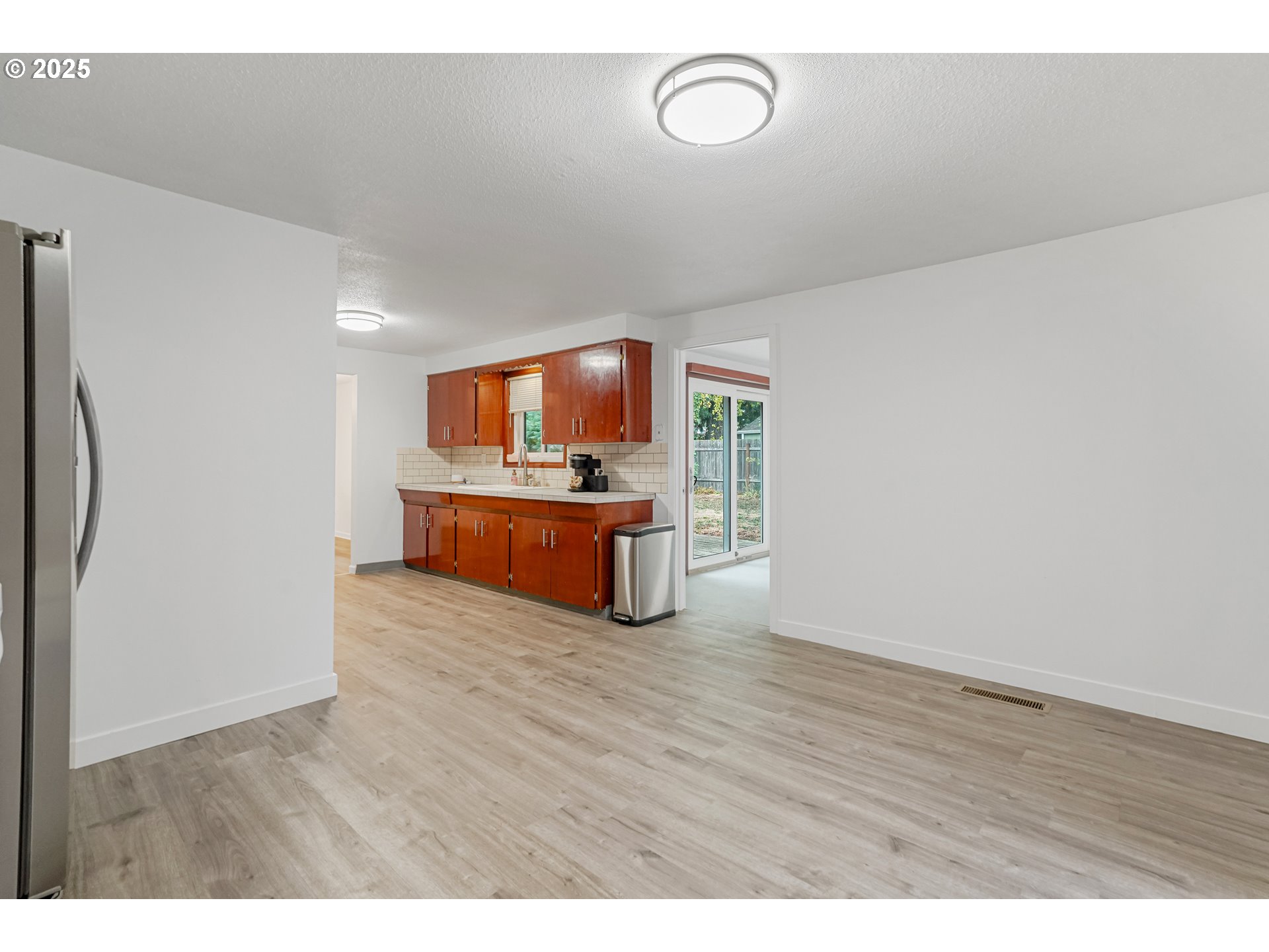 4627 2nd Way Southeast Salem, OR 97302 - Photo 31 of 48 a view of kitchen with wooden floor