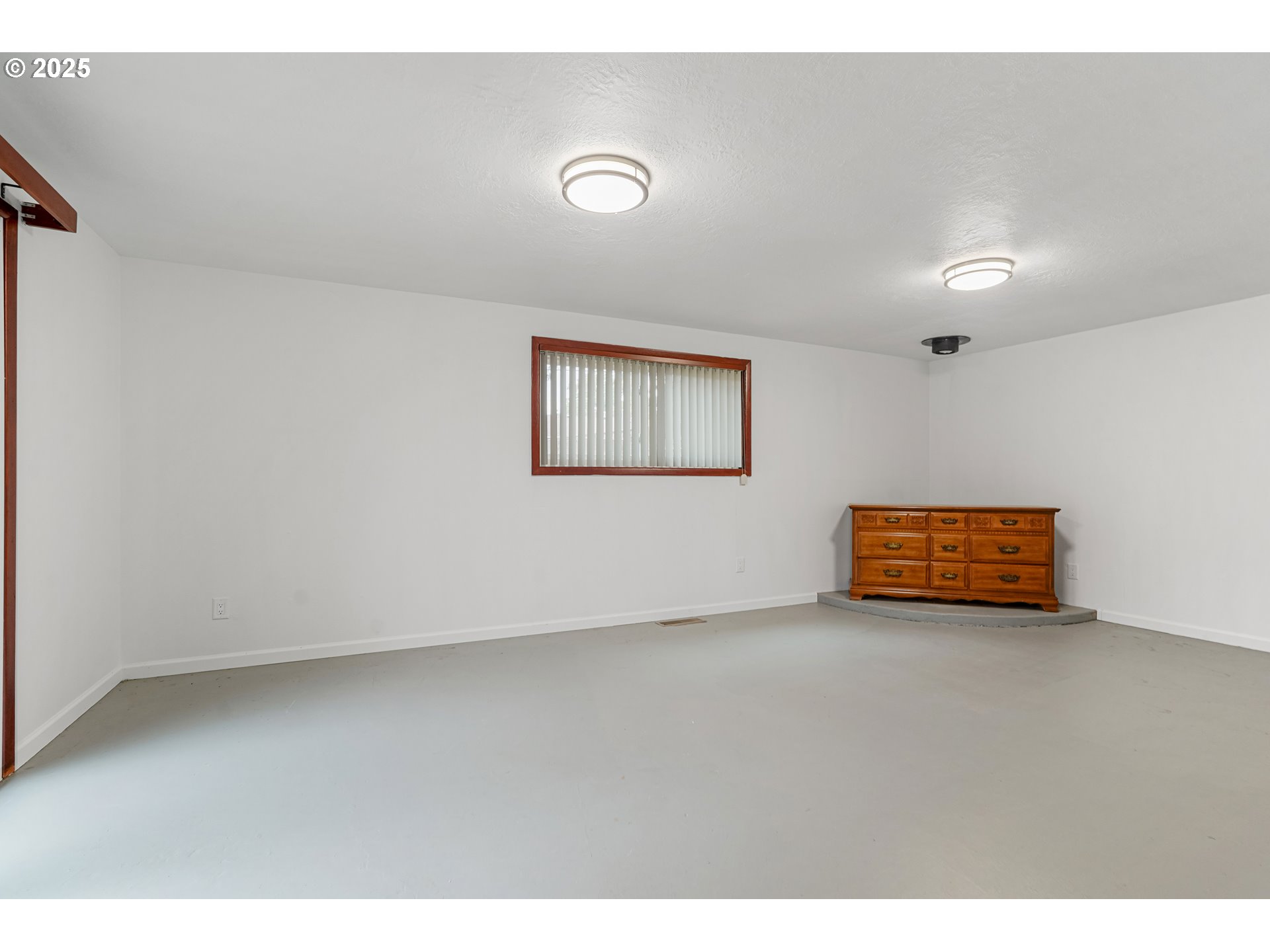 4627 2nd Way Southeast Salem, OR 97302 - Photo 34 of 48 a view of an empty room with a window