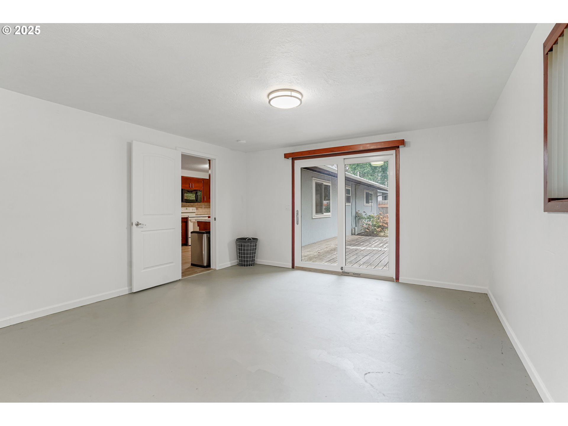 4627 2nd Way Southeast Salem, OR 97302 - Photo 38 of 48 a view of an empty room with a window