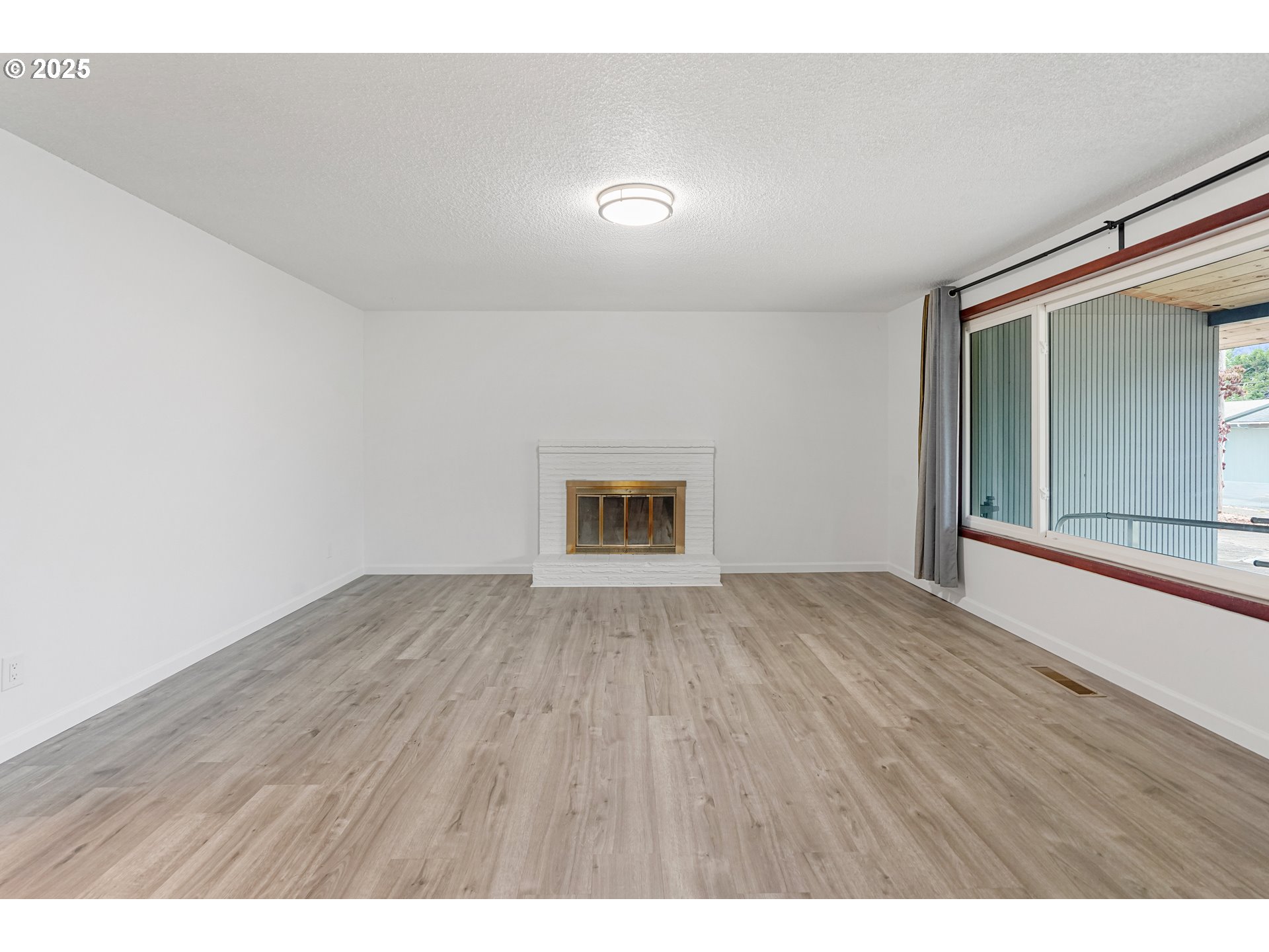 4627 2nd Way Southeast Salem, OR 97302 - Photo 7 of 48 a view of room with wooden floor and window