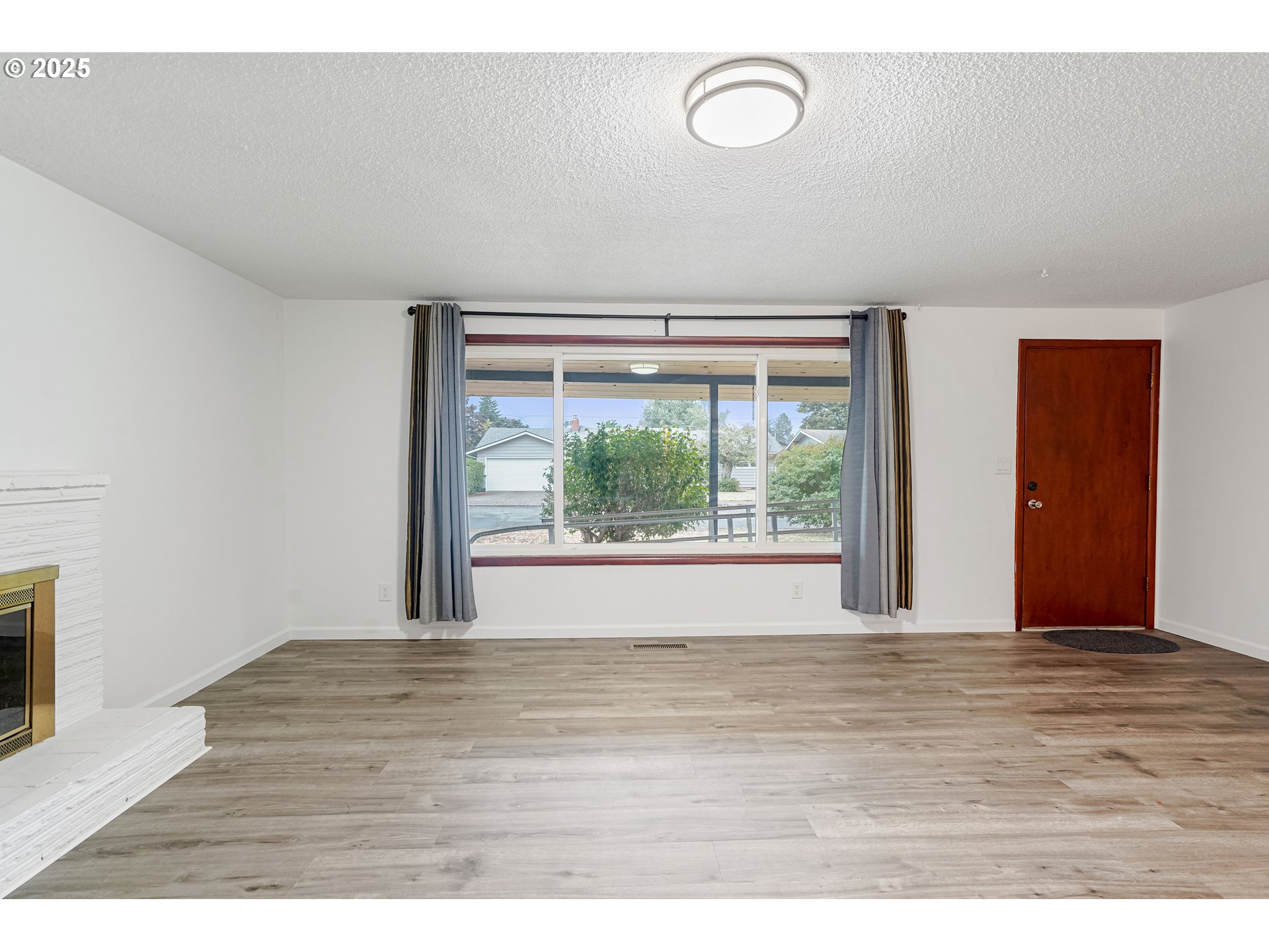 4627 2nd Way Southeast Salem, OR 97302 - Photo 8 of 48 a view of an empty room with wooden floor and a window