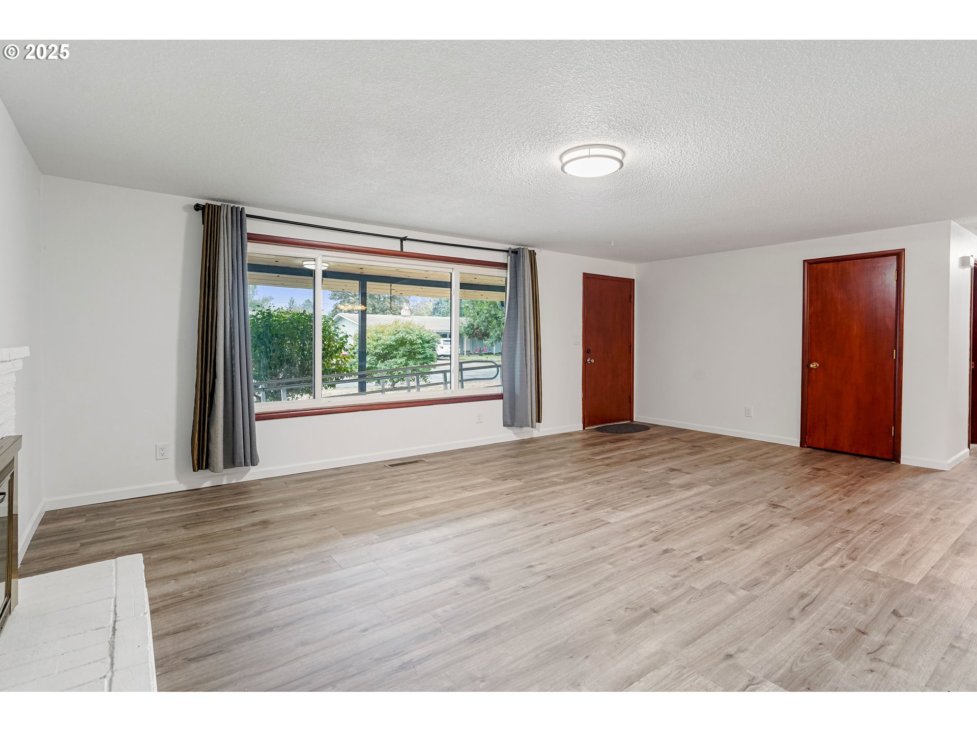 4627 2nd Way Southeast Salem, OR 97302 - Photo 9 of 48 a view of an empty room with wooden floor and window