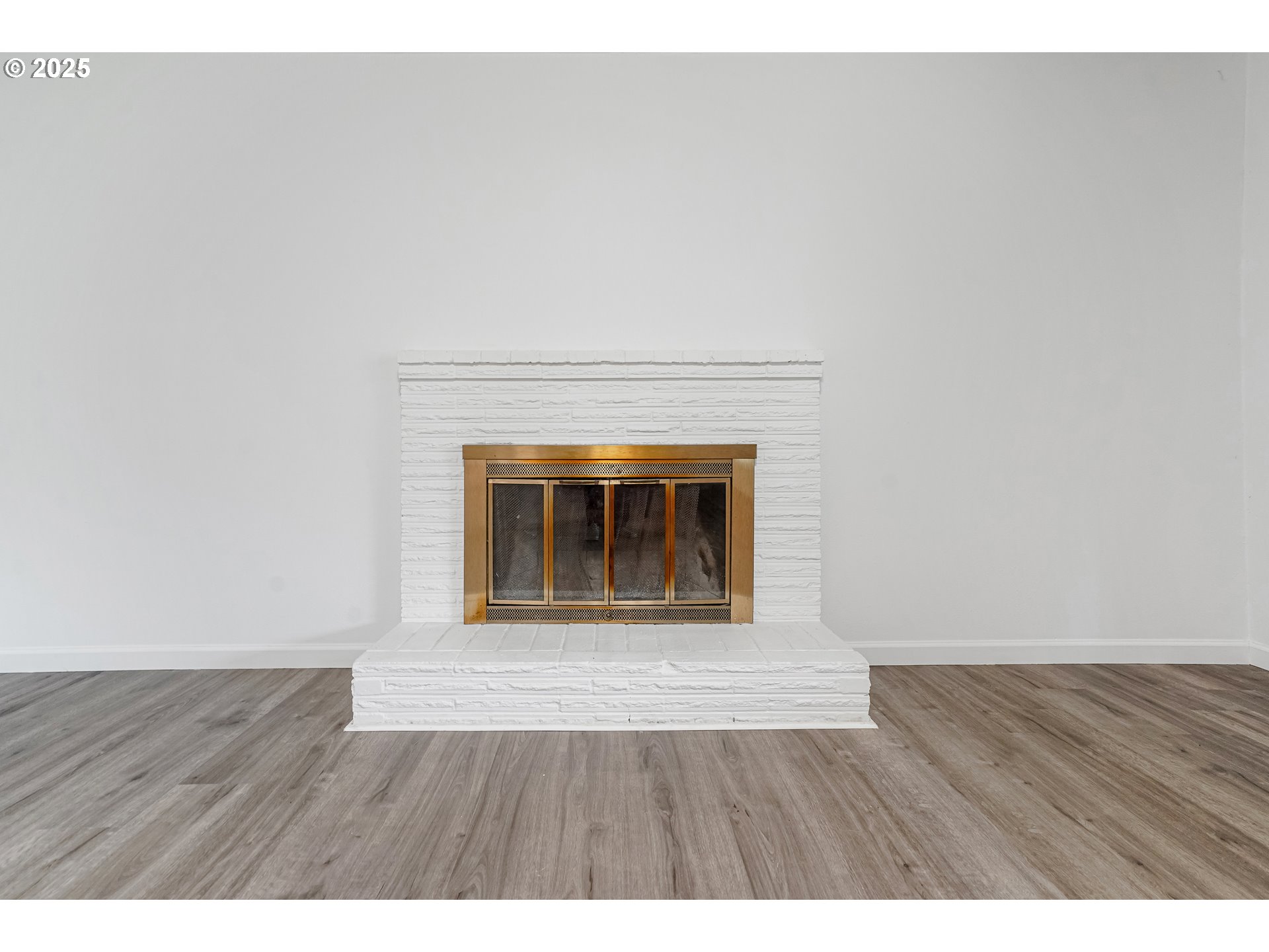 4627 2nd Way Southeast Salem, OR 97302 - Photo 10 of 48 a view of an empty room and wooden floor