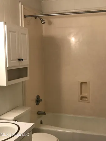 $950 | 318 Porter Avenue, Unit 208, Ocean Springs, MS 39564